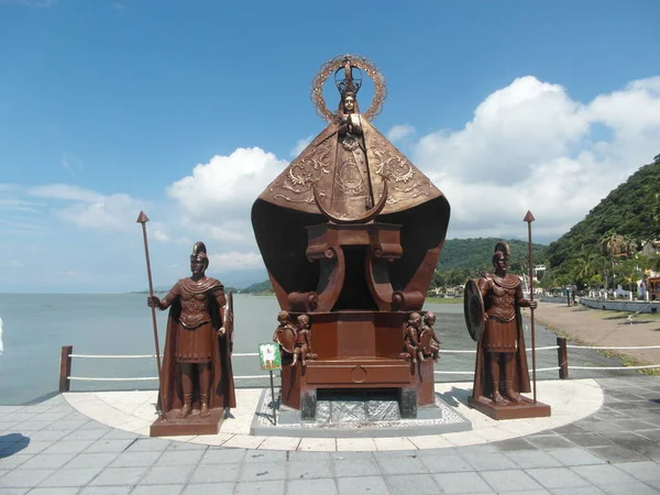 Chapala 'daki Malecn' deki Zapopan Bakiresi 'nin kopyası.