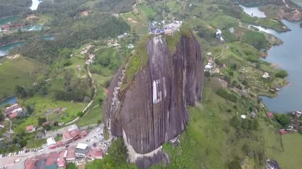 Flygfoto Sidovy Över Stora Granit Sten Peck Guatape Colombia Antioquia — Stockvideo