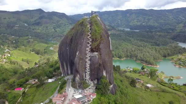 Vista Frontale Aerea Peck Guatape Una Grande Roccia Granitica Colombia — Video Stock