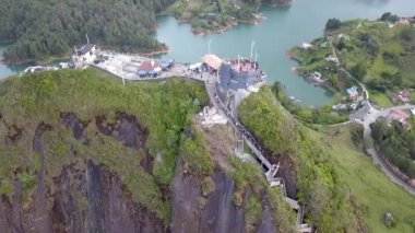 Guatape gagası denilen büyük bir granit kayanın etrafında uçuyor.