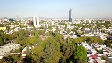 İHA görüntüsü Chapalita mahallesinde, Guadalajara 'daki bazı ağaçların etrafında.