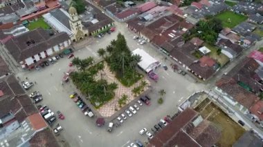 Salento kasabasındaki merkez meydanın etrafında uçuyor.
