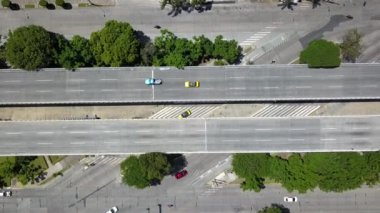 İnsansız hava aracı Guadalajara 'da bir yol kavşağında yükseliyor.