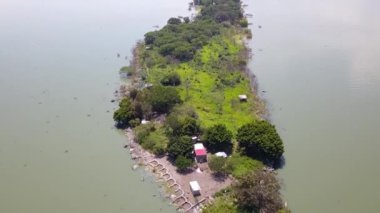 Chapala Gölü, Jalisco 'daki Alavines Adası üzerinde İHA uçurmak