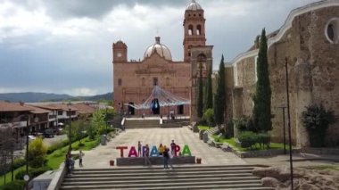 İHA görüntüsü Tapalpa, Jalisco 'nun merkez meydanından kalkıyor