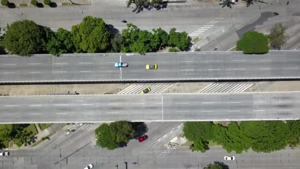 ドローンはグアダラハラの道路交差点を越えて上昇し 禅の景色 — ストック動画