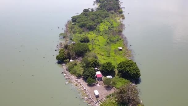 Egy Drón Repül Alacranes Sziget Felett Chapala Tónál Jalisco Ban — Stock videók