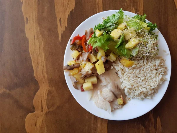 Pesce Con Riso Insalata Ananas Fondo Legno Pasto — Foto Stock