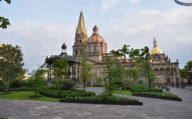 Guadalajara Jalisco, botanik bahçesindeki ana meydandan katedralin görüntüsü