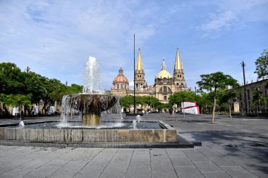 Guadalajara, Meksika - 12 Temmuz 2020: Özgürlük Meydanı, Çeşme ve Guadalajara Katedrali