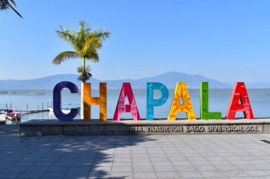 Renkli Chapala tabelası boyalı mektuplar ve arka planda göl