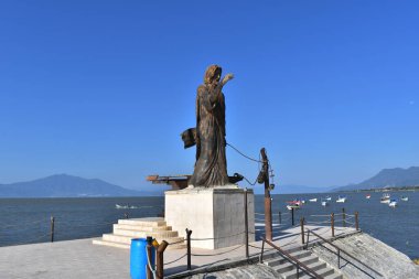 Chapala Gölü 'ndeki balıkçı İsa heykelinin resmi.
