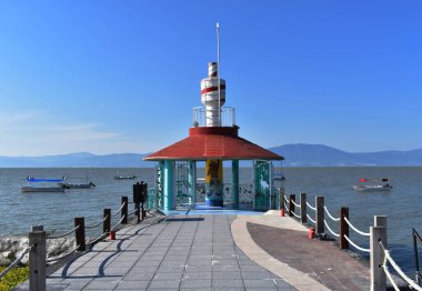 Chapala Gölü rıhtımındaki deniz feneri.