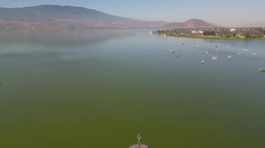 Cajititlan rıhtımının üzerinden çekilen hava görüntüleri rıhtımı, tekneleri ve gölün huzurlu manzarasını gözler önüne seriyor.
