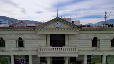 Chilpancingo 'nun kültür merkezinden çekilen hava dronisi şehir siluetini ve sabah gökyüzünü gözler önüne seriyor.