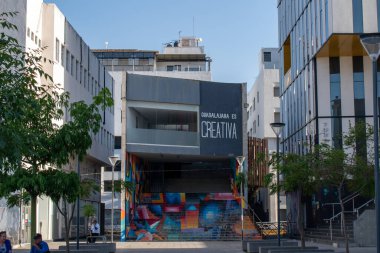 Guadalajara, Meksika - 13 Nisan 2025: Guadalajara 'nın Dijital Yaratıcı Şehir yenilikçi merkezinin girişinde geometrik duvar resmiyle çağdaş mimari