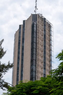 Guadalajara, Meksika - 9 Ağustos 2025: Guadalajara 'da Lopez Mateos Bulvarı yakınlarındaki beton ve cam bir kule dikey görünümü