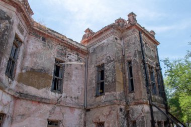 Historic facade of the abandoned Hacienda de Bella Cristina with cracked walls in Jamay, Jalisco, Mexico