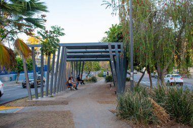 Guadalajara, Meksika - 29 Mart 2025: Guadalajara 'daki Normalistas Bulvarı' nda doğrusal parktaki bankları olan çağdaş kentsel barınak