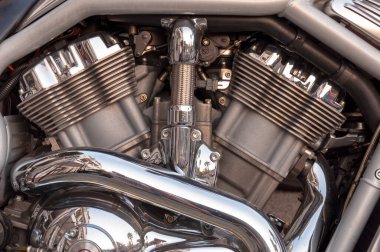 Krom parçaları olan iki silindirli bir motorun parçası.