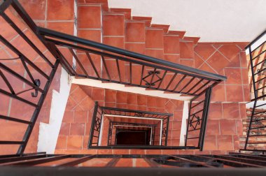 Terracotta merdivenleri dördüncü katın üst katından evin girişinde.