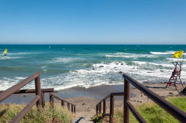 Uma Escada Pedra Com Corrimão Madeira Leva Uma Praia Rochosa — Fotografia de Stock