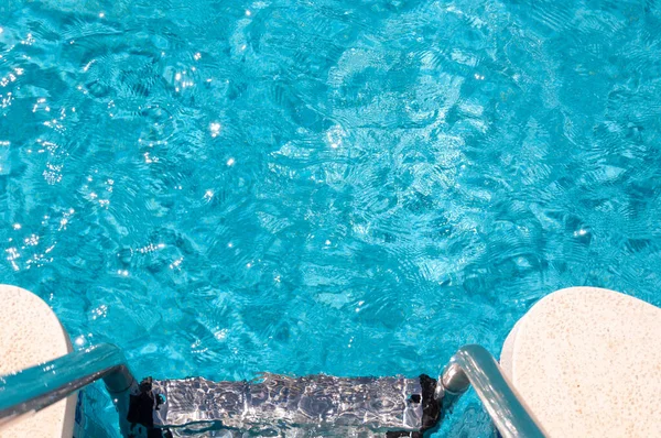 Água Azul Piscina Com Pequenas Ondulações Partes Corrimãos Metal Escadas — Fotografia de Stock