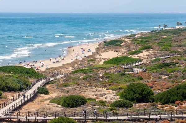 Fågelperspektiv Fullsatt Strand Medelhavet Med Träbroar Och Stigar Bland Sanddynerna — Stockfoto