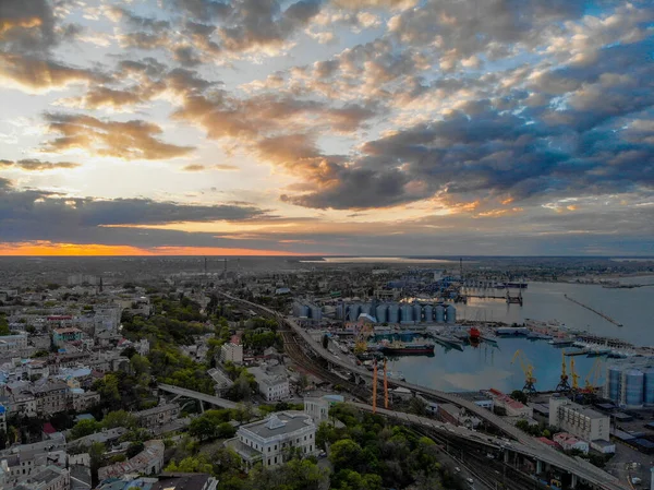 Şehir merkezinin doğal akşam ışığında güzel bir manzarası var. Odessa