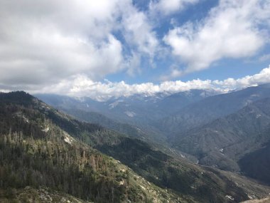 Bulutlardaki dağlar, Kaliforniya 'daki Kings Canyon Ulusal Parkı' nda bulutlu bir gün.