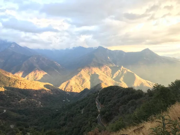 Kings Canyon Ulusal Parkı 'ndaki dağ manzarasının üzerinde gün batımı