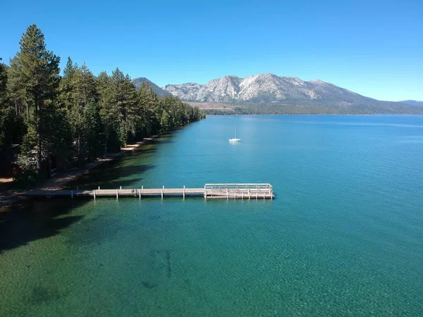 Luftaufnahme des Pier am Lake Tahoe, Wald und Berge — Stockfoto