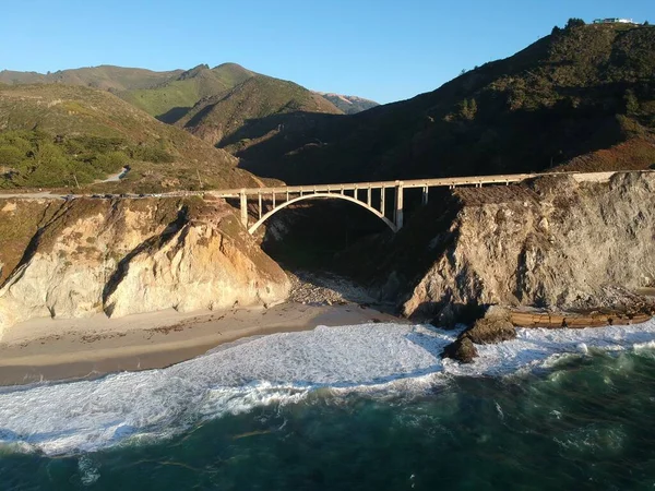 Aerial Bixby Köprüsü ve Pacific Coast Highway, Big Sur, California, ABD