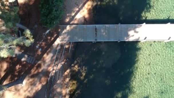 Vista aérea del muelle del barco en un lago cristalino Tahoe en California — Vídeos de Stock