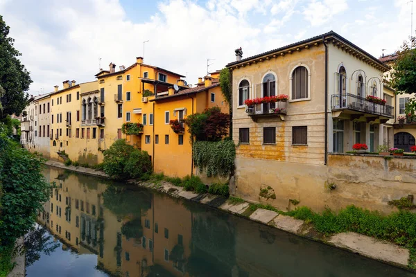 ビチェンツァ市のレトーネ川のほとりに沿って様々な時代や建築様式の建物 復元されたものもある 水の反射 春の午後 イタリア — ストック写真