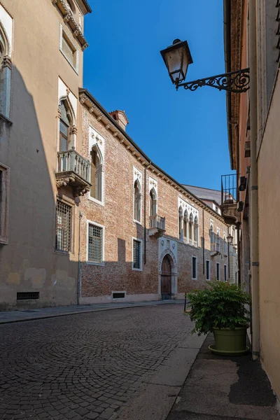 コントラ ポルティのストレッチ 重要な古代の建物によって特徴付けられる最古の通りディヴィチェンツァの一つ いくつかはヴェネツィアゴシック様式です レンガ造りのファサードと大理石の窓と イタリア — ストック写真