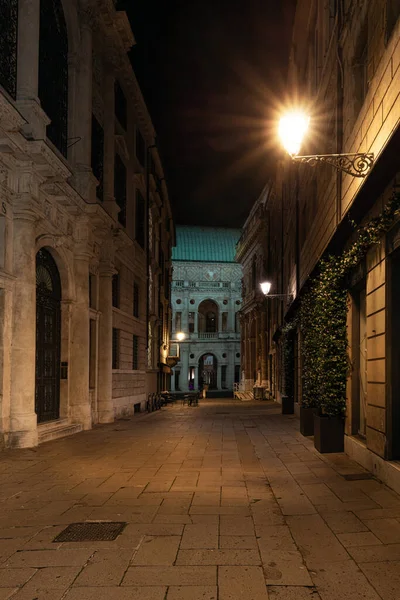 ビチェンツァの歴史的中心部にあるコントラ モンテと呼ばれる通りの夜景 背景には 明るい緑色の酸化銅屋根を持つアンドレア パッラーディオのパッラーディオ大聖堂です イタリア — ストック写真