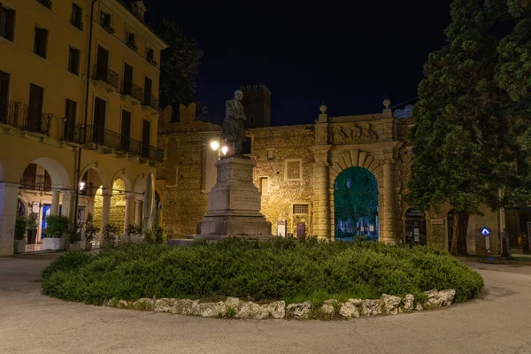 アンドレア パッラーディオの傑作 テアトロ オリンピコの記念碑的な入り口の夜景 19世紀半ばのヴィチェンツァの政治家 フェデーレ ランペルティコの像の前に イタリア — ストック写真