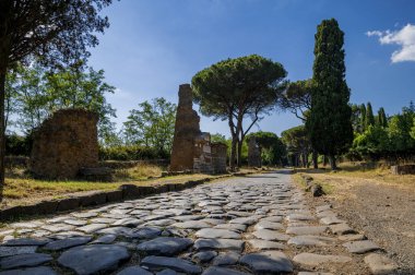 Roma medeniyetinin en önemli konsolosluk yollarından biri olan Appia Antica 'nın kaldırım manzarası. Tuğla mezarın yanında bu yol Roma 'yı Brindisi' ye bağladı. İtalya.