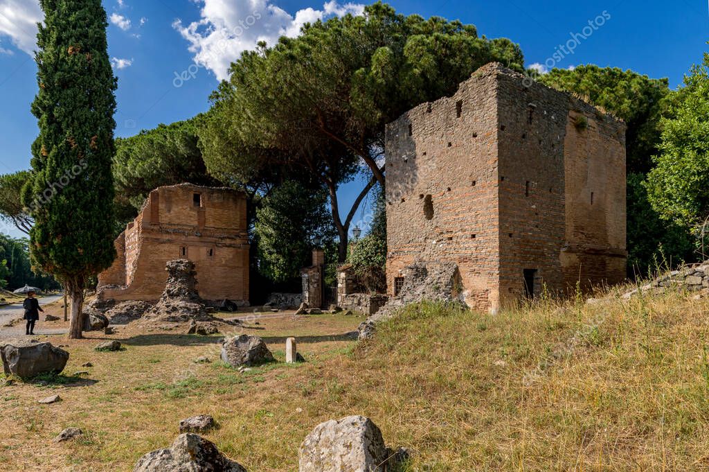 Perspectiva de las dos tumbas de ladrillo en la Via Appia Antica, Roma
