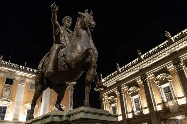 ローマ皇帝マルコス アウレリウスのブロンズ像は イタリアのミケランジェロ作のカンピドリオ広場にある この写真は首都博物館の右側で夜に撮影されました — ストック写真