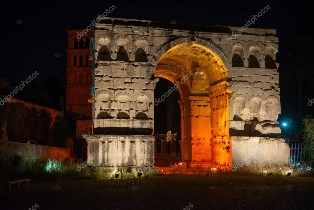 Foto nocturna del arco triunfal de Jano, no lejos del Templo de