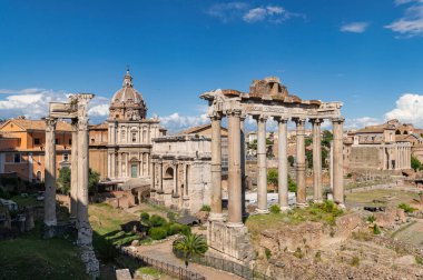 Roma forumunun Panorama 'sı Roma imparatorluğunun kalbi. Campidoglio 'dan Severus kemeri, Satürn ve Vesta tapınakları, Maxentius Bazilikası, Titus Kemeri, Colosseum Rome, İtalya görülebilir..
