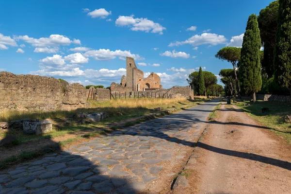 Appia Antica Estate Tra Nuvole Cielo Azzurro Ombre Degli Alberi — Foto Stock