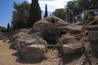 Antik Etrüsk cenaze şehri, Tumulus mezarının ayrıntıları. Çerveteri 'nin kuzeybatısındaki Tuffaceous tepesinde bulunan Banditaccia nekropolü, güneşli bir yaz gününde Roma yakınlarında fotoğraflandı. İtalya.