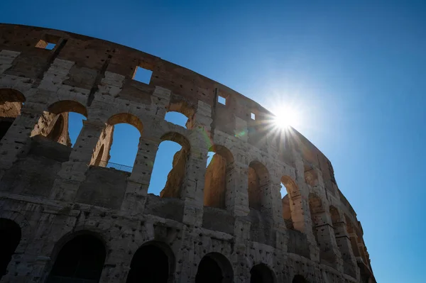 Colosseum Eller Flaviansk Amfiteater Den Övre Ordningen Första Solstrålarna Träffade — Stockfoto
