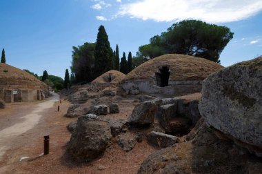 Antik Etrurya şehri, mezar tepecikleri. Banditaccia 'nın mezarlığı ya da Roma yakınlarındaki Viterbo, Cerveteri' nin kuzeybatısındaki tuffaceous tepesinde bulunan antik Caere şehri. İtalya.
