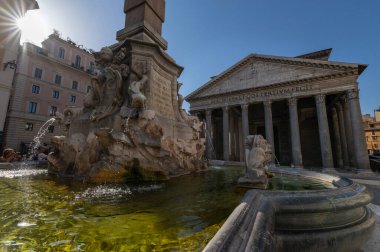Colonna Sant 'Eustachio ve Pigna bölgelerindeki Piazza della Rotonda veya Piazza del Pantheon. Rönesans Çeşmesi 'nin sularının ayrıntıları sabah güneşiyle aydınlandı. Roma, İtalya
