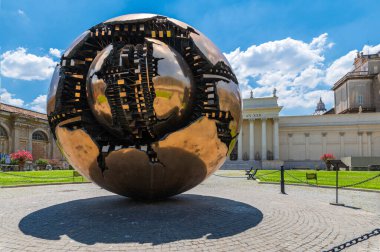 Vatikan 'daki Cortile della Pigna' da Arnaldo Pomodoro tarafından yapılan bir dizi bronz heykel. Küre içinde küre ya da küre ile küre. Vatikan Müzeleri Roma.
