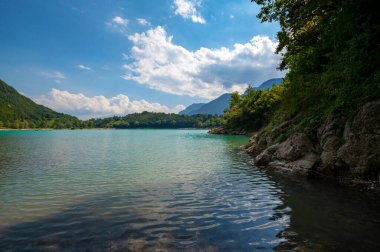 Trento, Garda Trentino 'daki Tenno Gölü. Mavi-yeşil renkte, Riva del Garda 'dan birkaç kilometre uzakta Garda Gölü' nden ya da Brenta Dolomitlerinden gelen şarap ve lezzet yolları ile ulaşılabilir. İtalya Alpleri.